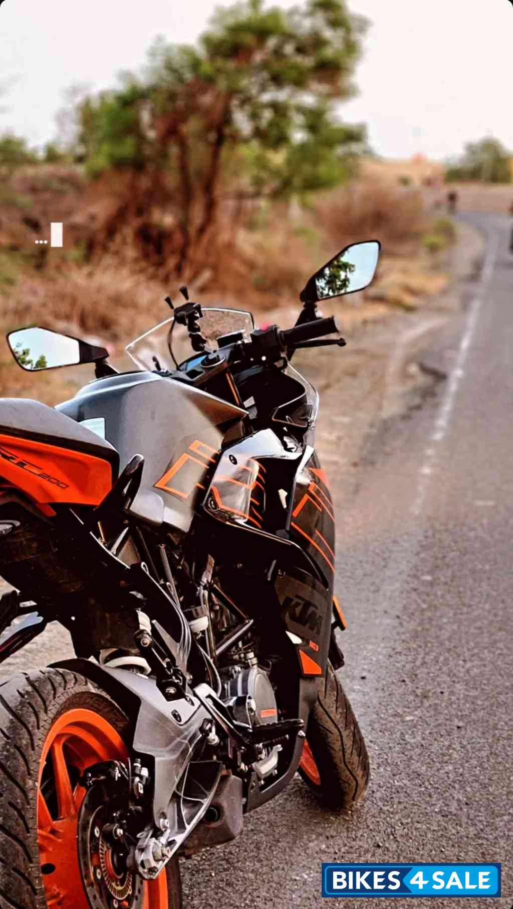 Black KTM RC 200 2022