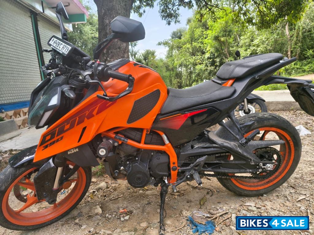Orange KTM Duke 390 2024