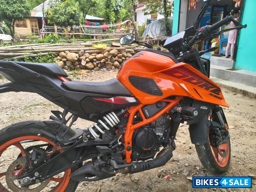 Orange KTM Duke 390 2024