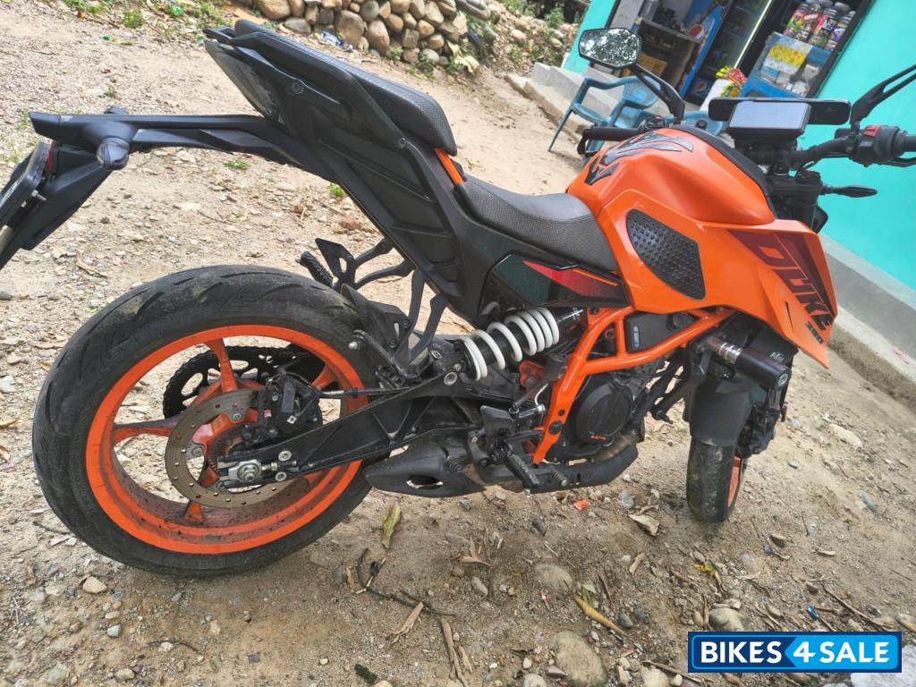Orange KTM Duke 390 2024