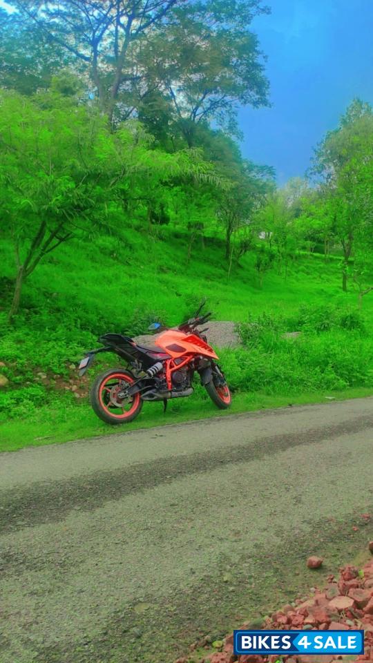 Orange KTM Duke 390 2024