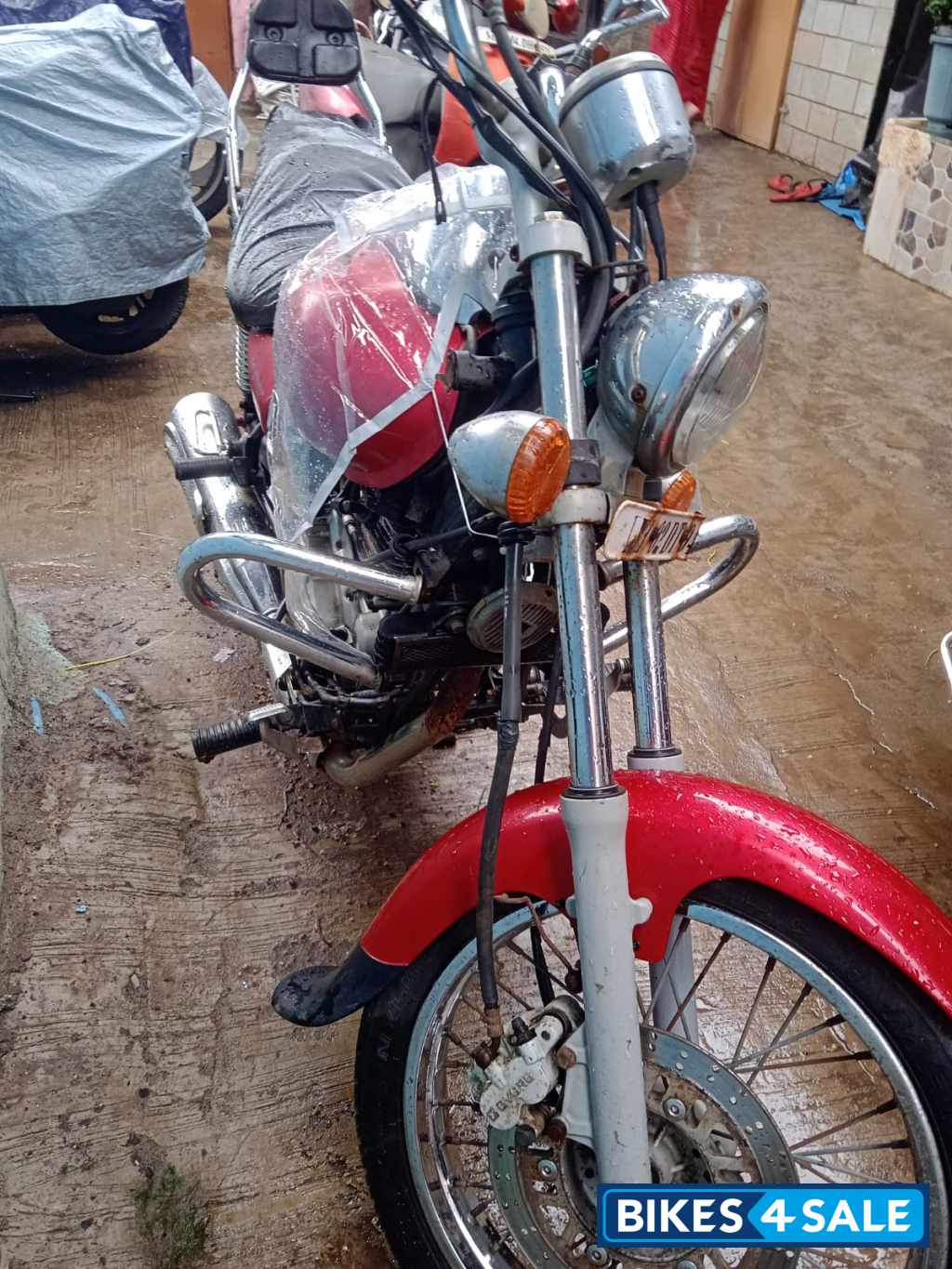 Red Bajaj Avenger Cruise 220