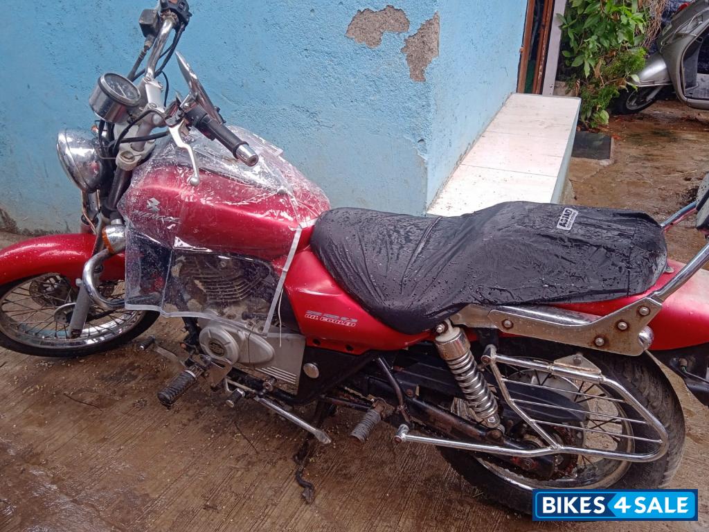 Red Bajaj Avenger Cruise 220