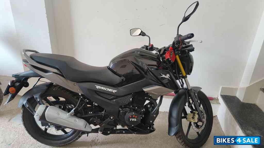 Black TVS Raider 125