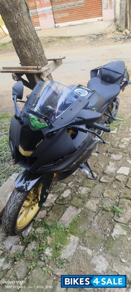 Black Yamaha R15 V4