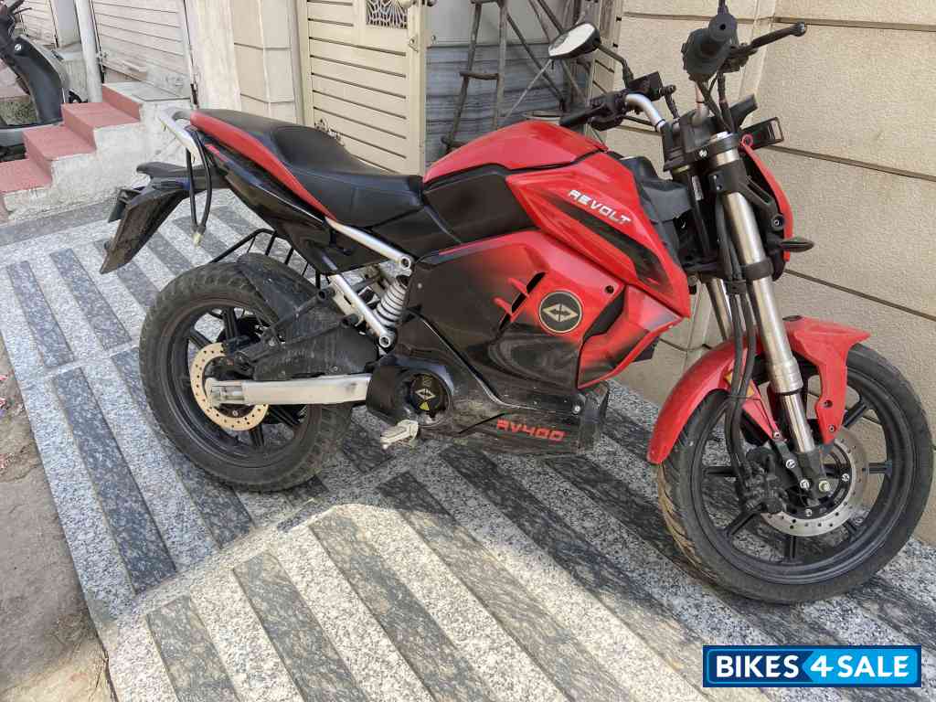 Revolt RV 400