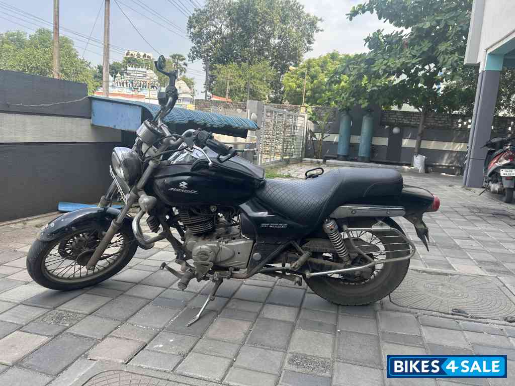 Black Bajaj Avenger 220 DTS-i