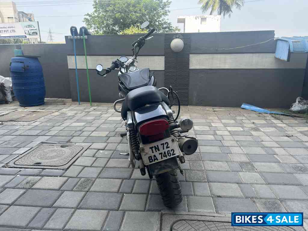 Black Bajaj Avenger 220 DTS-i