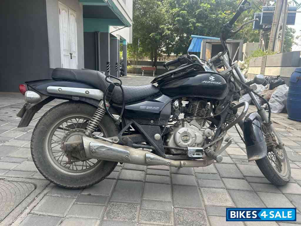 Black Bajaj Avenger 220 DTS-i