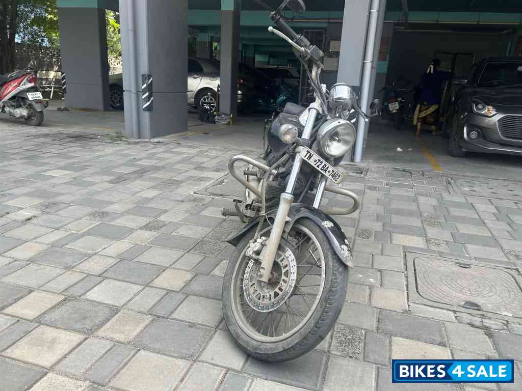 Black Bajaj Avenger 220 DTS-i