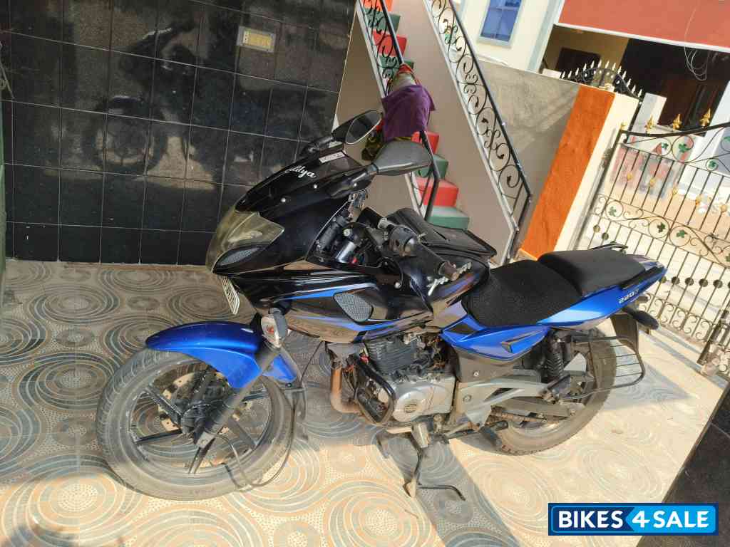 Bajaj Pulsar 220F