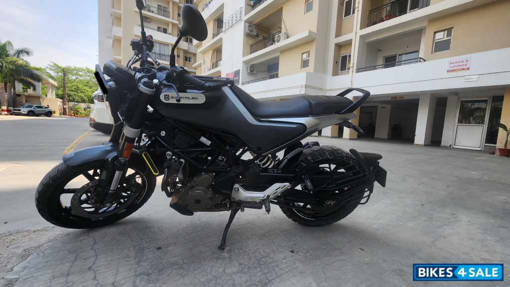 Black Husqvarna Svartpilen 250 2020