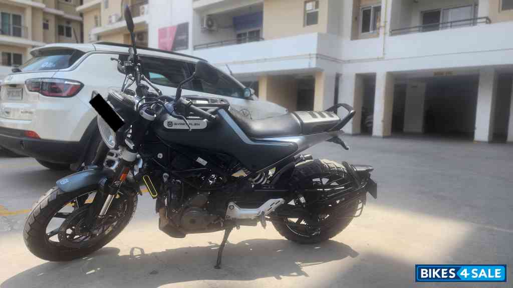 Black Husqvarna Svartpilen 250 2020