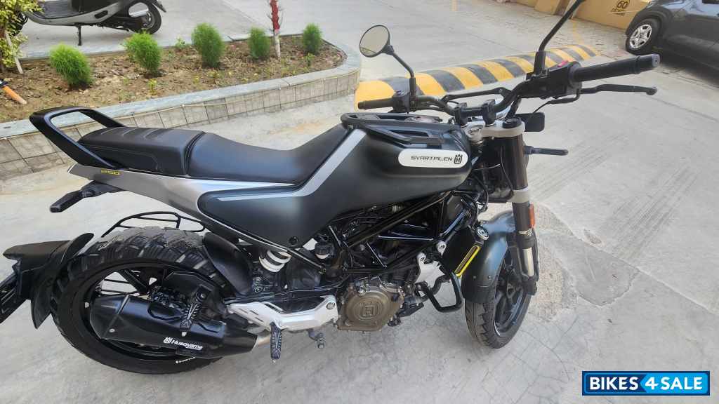 Black Husqvarna Svartpilen 250 2020
