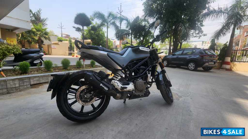Black Husqvarna Svartpilen 250 2020