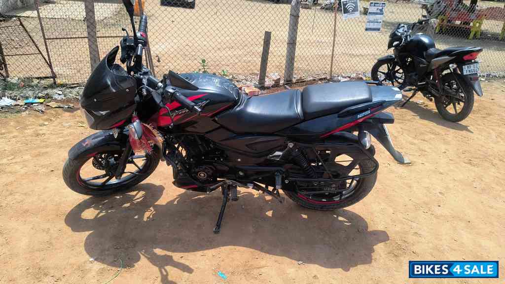 Carbon Black Bajaj Pulsar 125