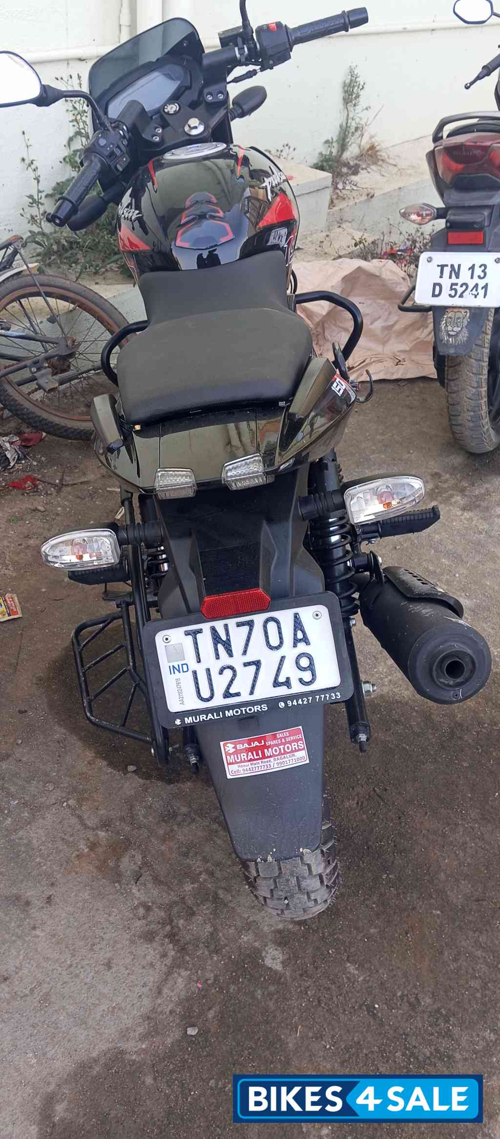 Black Bajaj Pulsar 150 Twin Disc