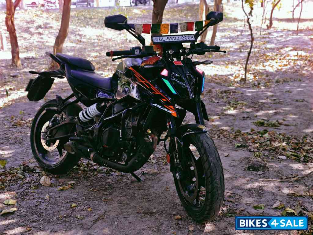 Ebony Black KTM Duke 250 2025