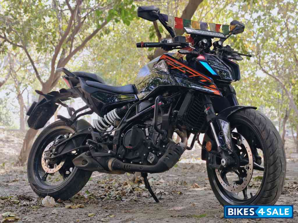 Ebony Black KTM Duke 250 2025