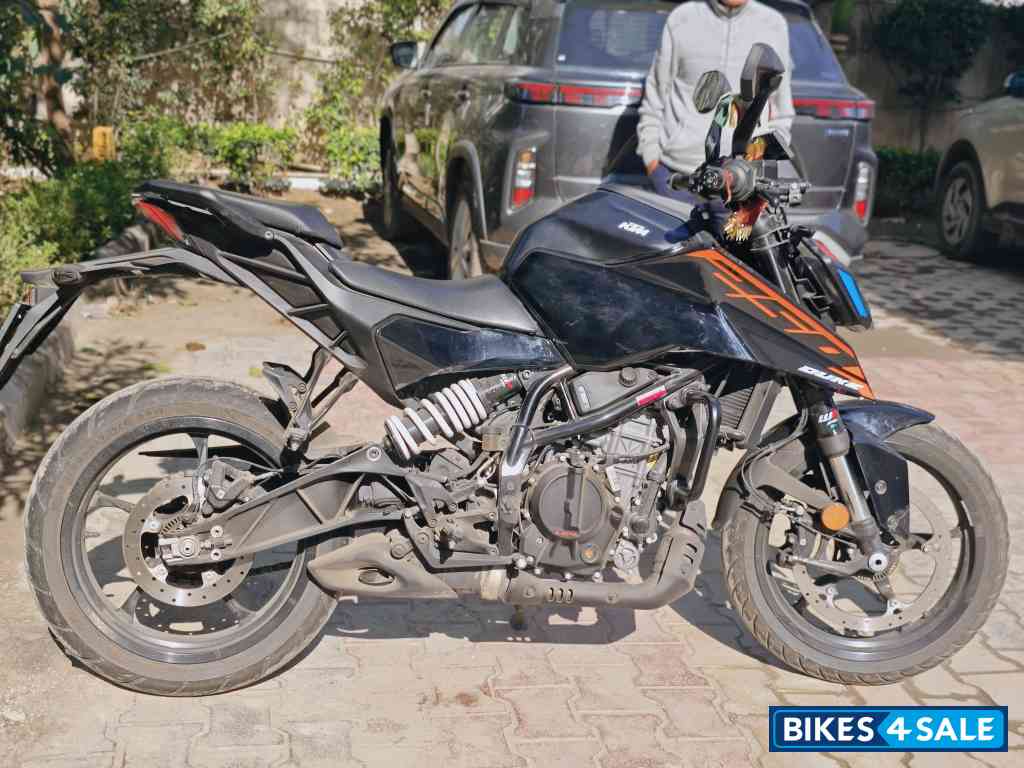 Ebony Black KTM Duke 250 2025