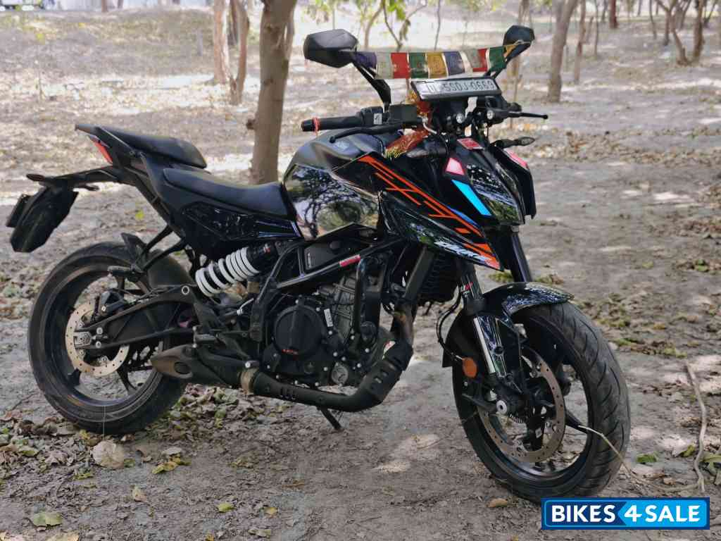 Ebony Black KTM Duke 250 2025