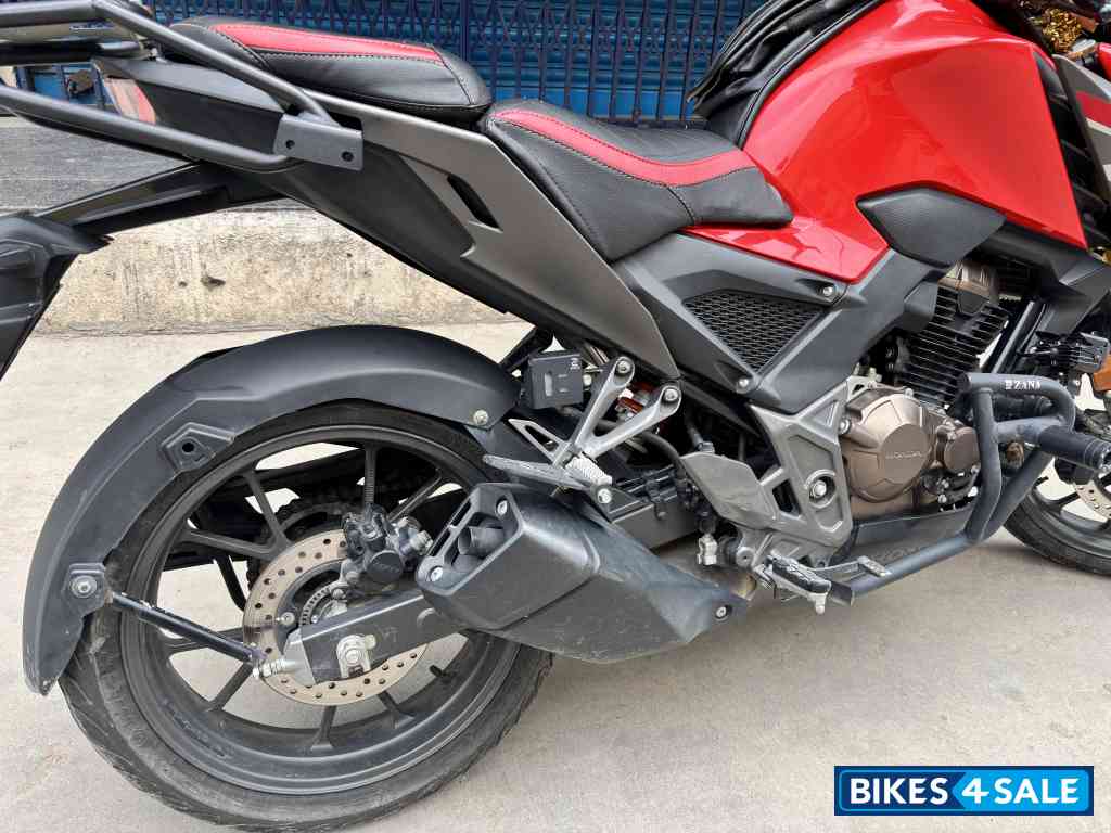 Honda CB300F Deluxe Pro