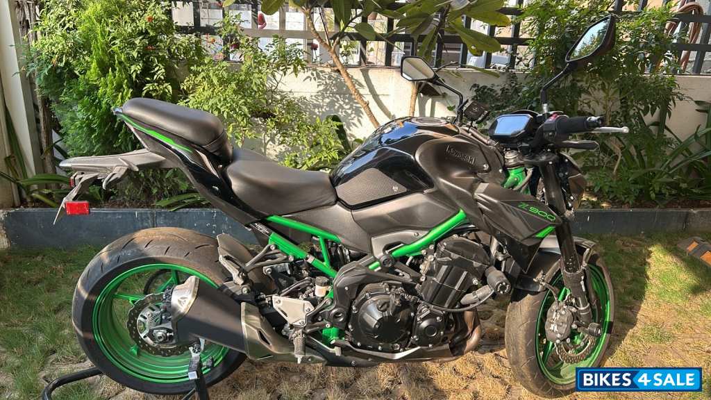 Black Kawasaki Z900 2024
