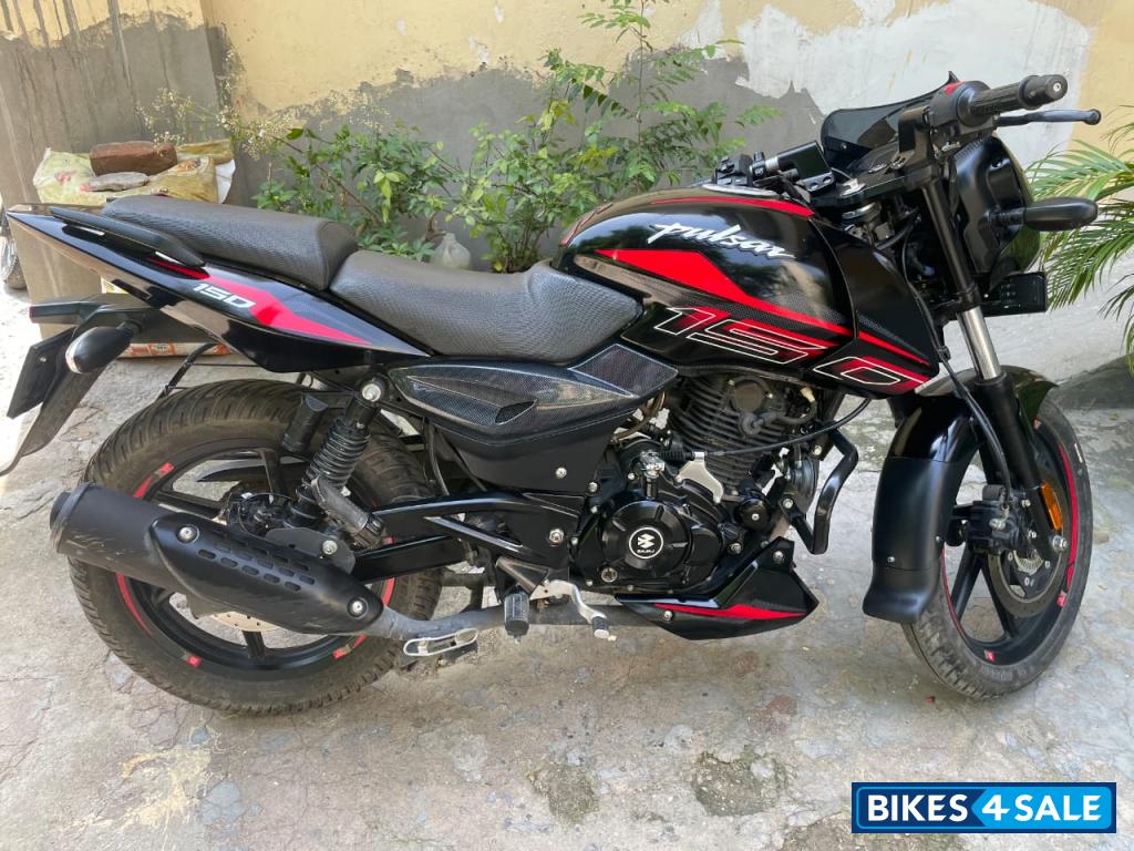Black Bajaj Pulsar 150 Twin Disc
