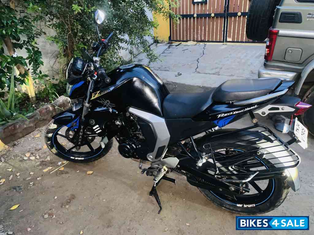 Black Yamaha FZ FI V2 Black Yamaha FZ FI V2