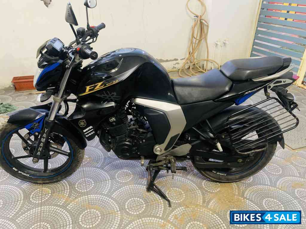 Black Yamaha FZ FI V2 Black Yamaha FZ FI V2