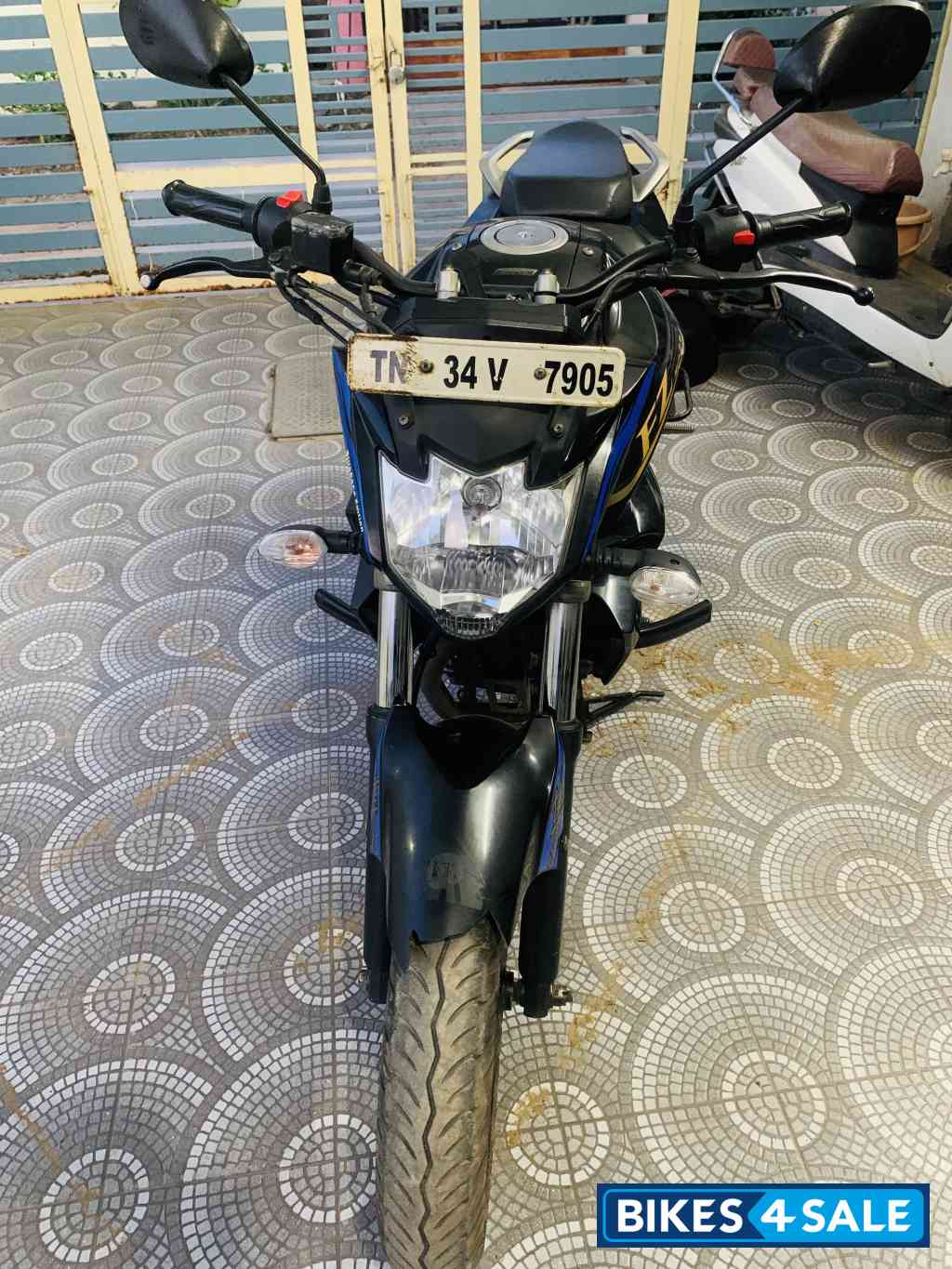 Black Yamaha FZ FI V2 Black Yamaha FZ FI V2