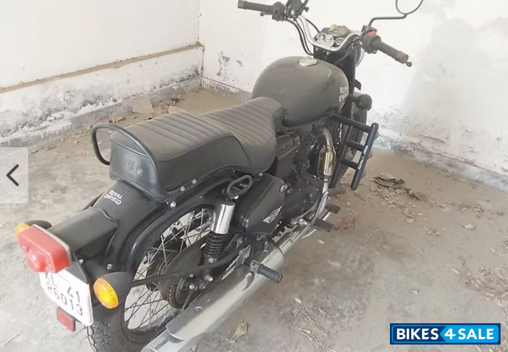 Jet Black Royal Enfield Bullet 350 ES BS6