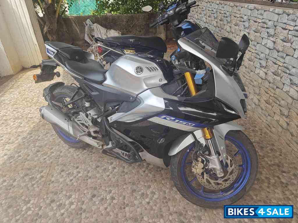 Silver Yamaha R15M