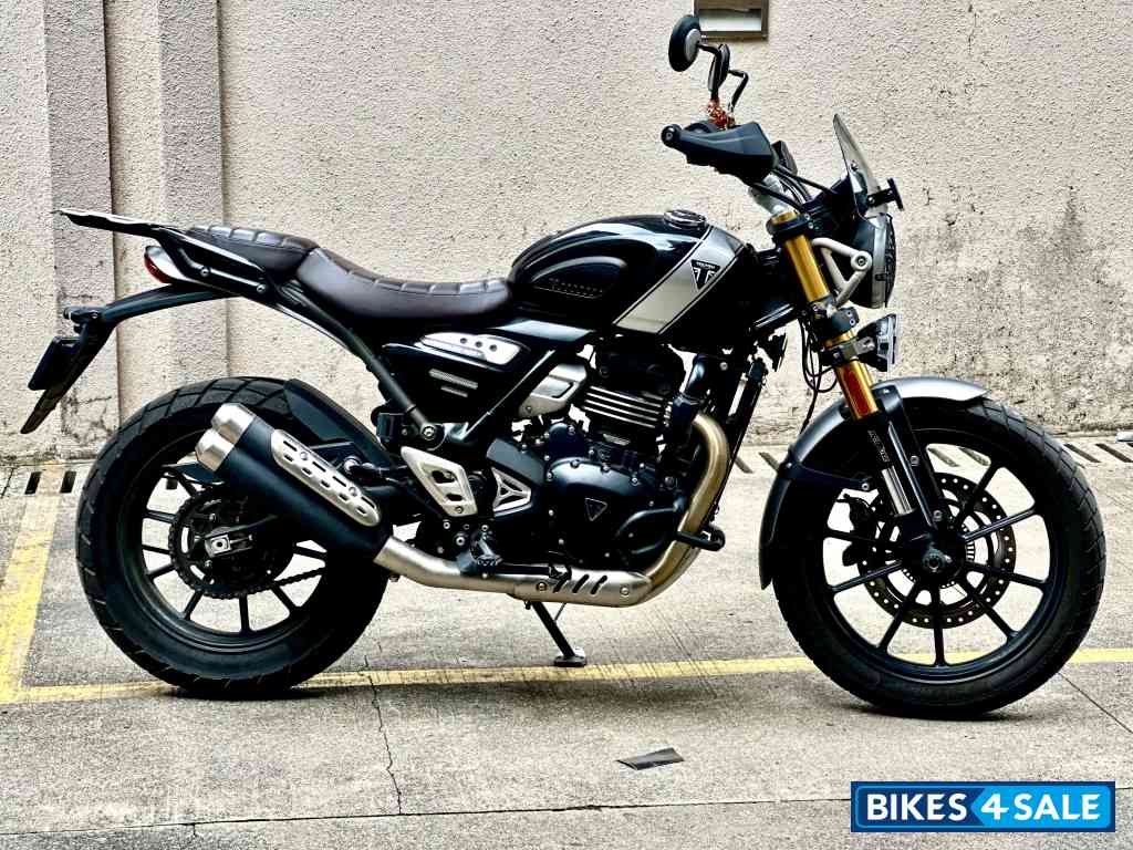 Black Triumph Scrambler 400 X