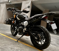 Black Triumph Scrambler 400 X