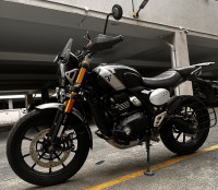 Black Triumph Scrambler 400 X