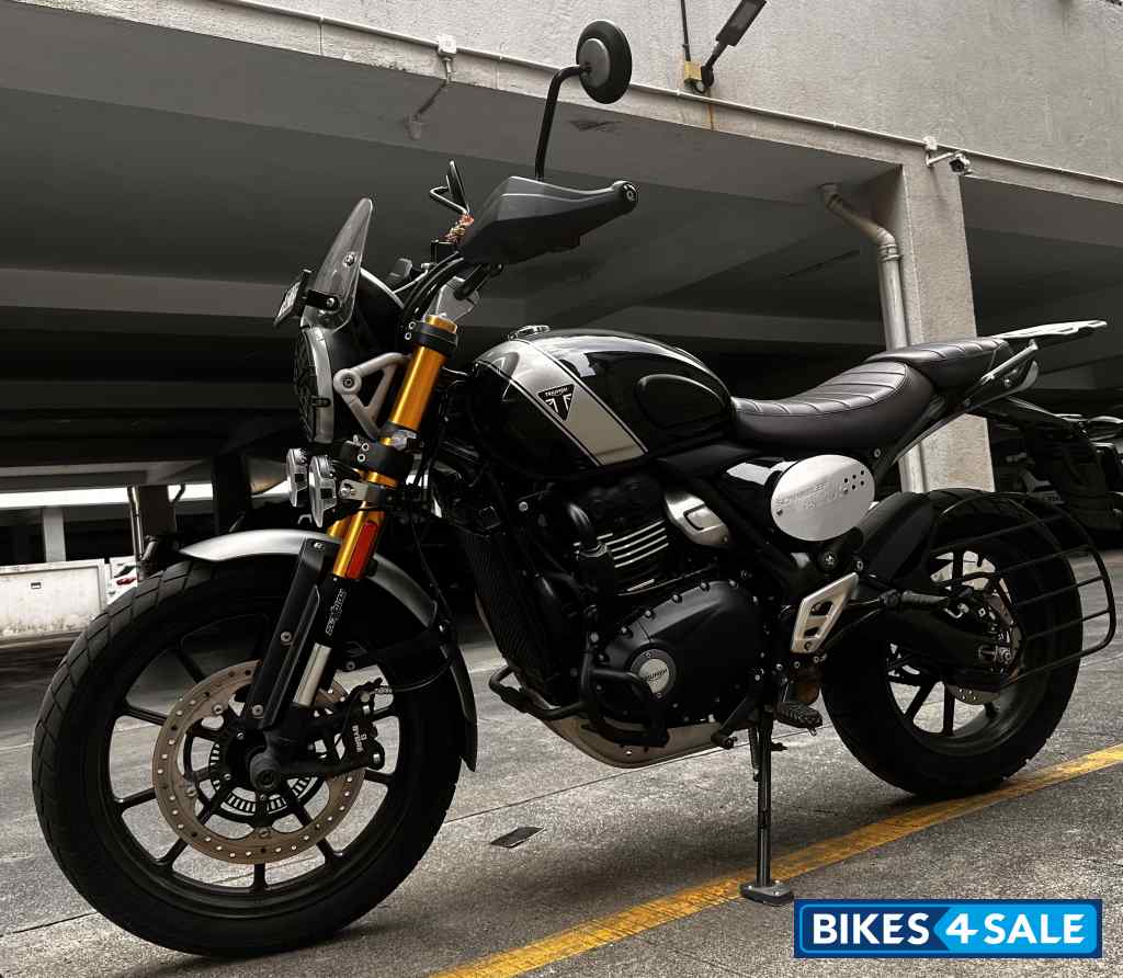 Black Triumph Scrambler 400 X