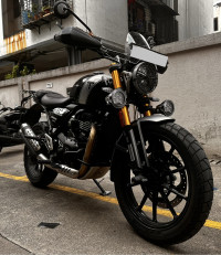 Black Triumph Scrambler 400 X