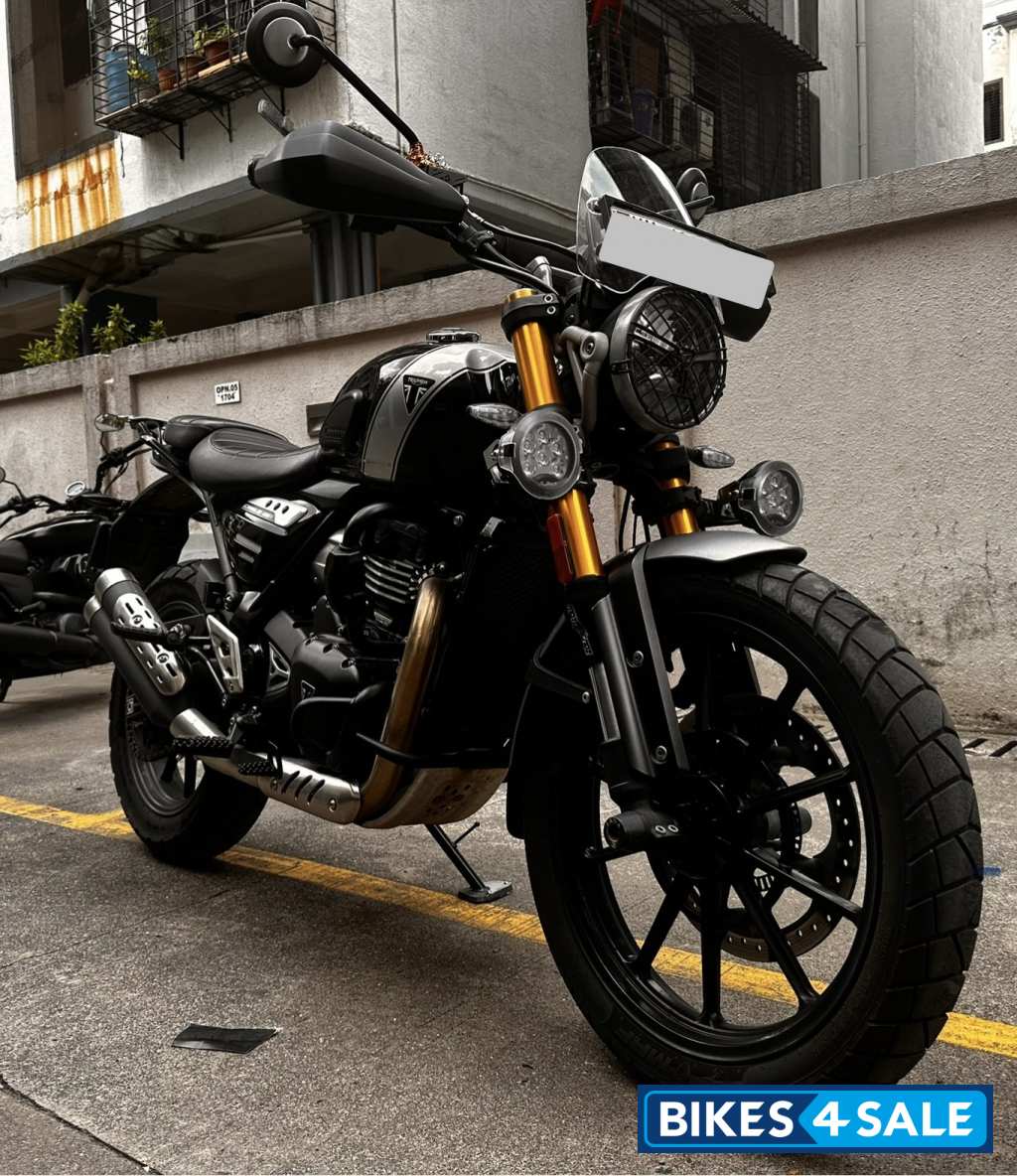 Black Triumph Scrambler 400 X