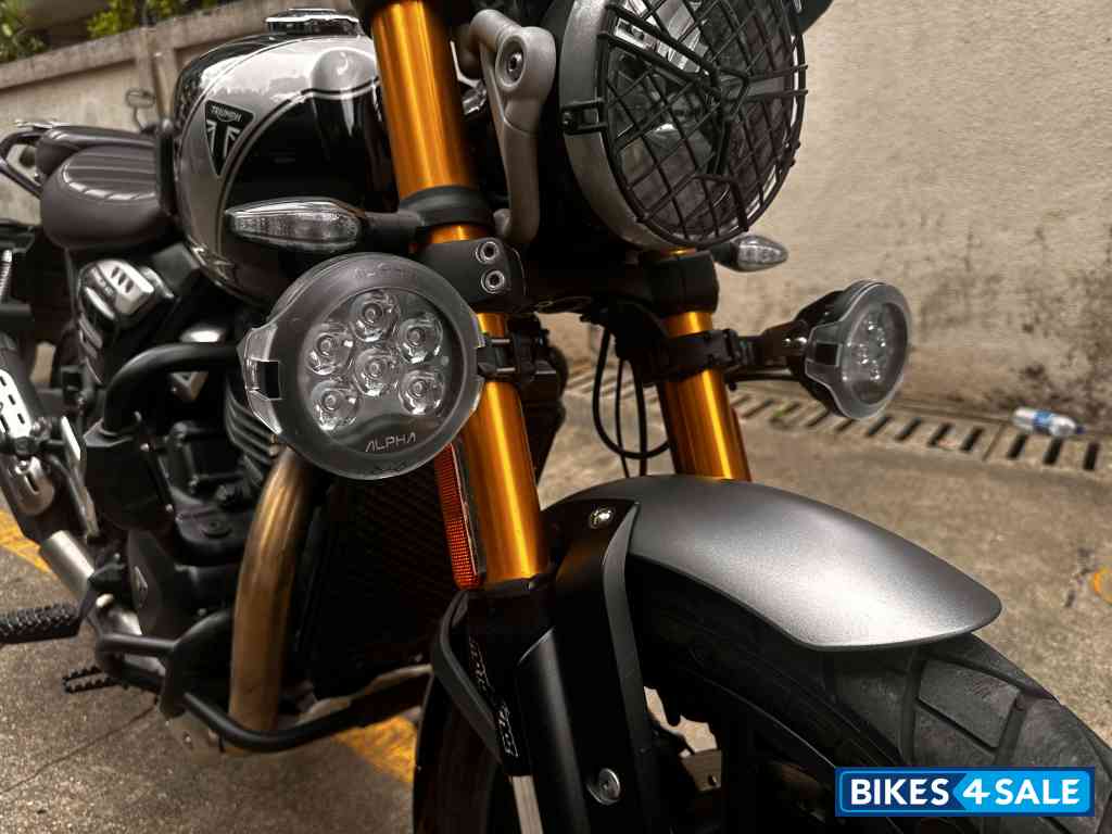 Black Triumph Scrambler 400 X