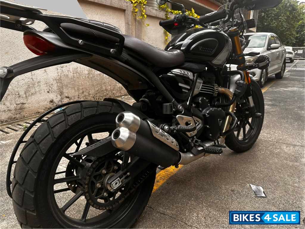 Black Triumph Scrambler 400 X