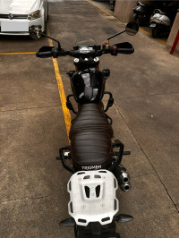 Black Triumph Scrambler 400 X