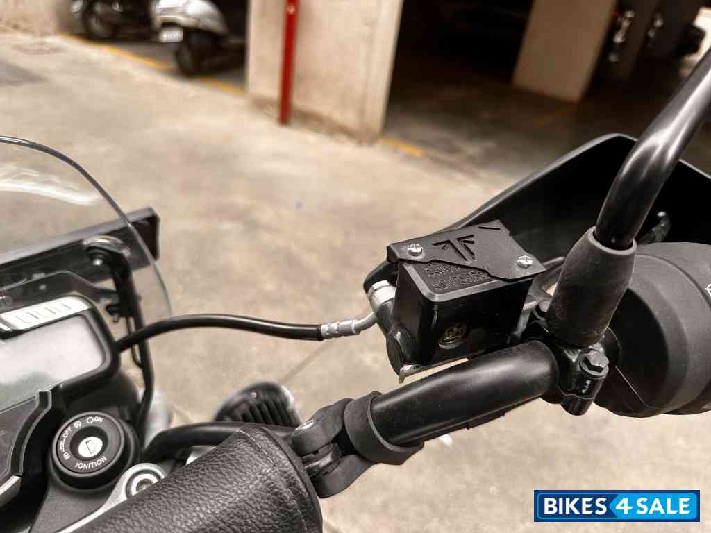 Black Triumph Scrambler 400 X