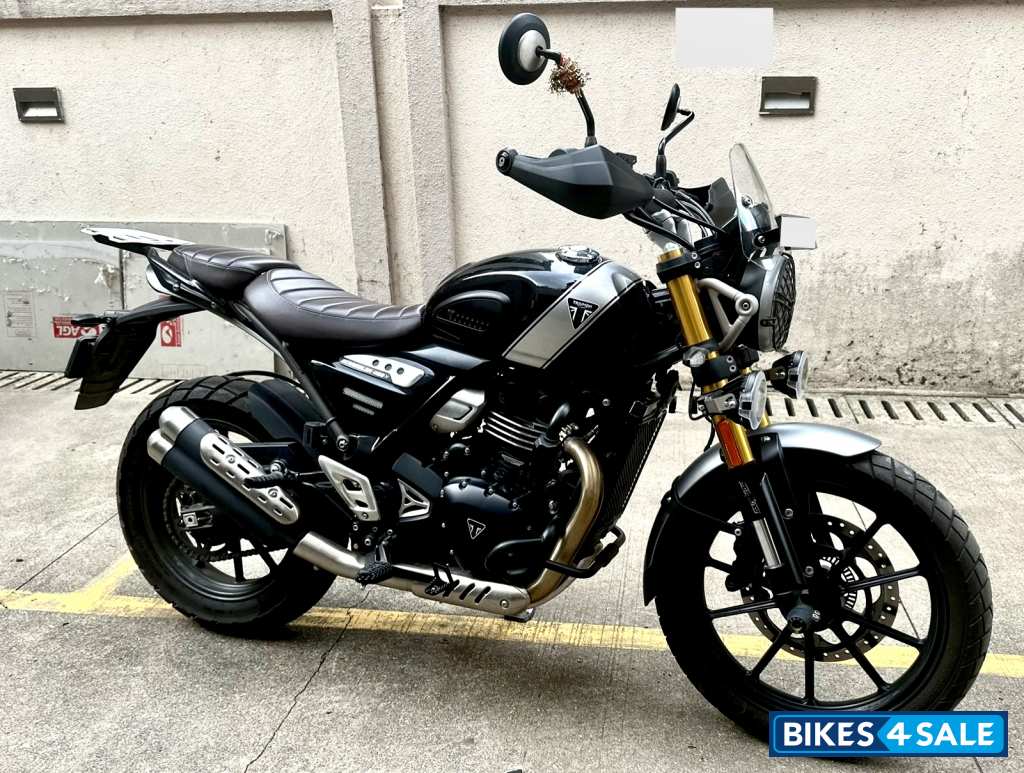 Black Triumph Scrambler 400 X