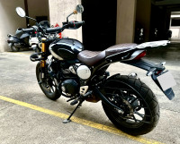 Black Triumph Scrambler 400 X