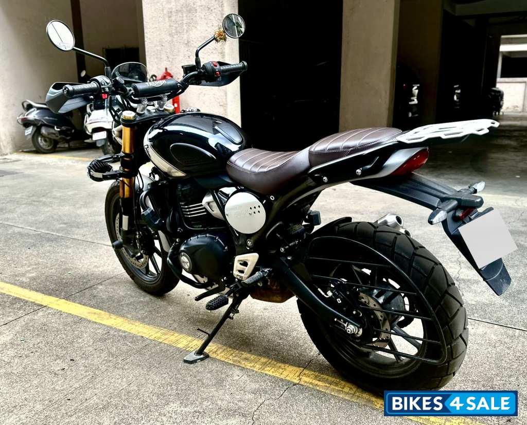 Black Triumph Scrambler 400 X