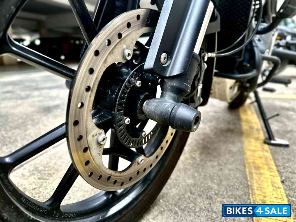 Black Triumph Scrambler 400 X