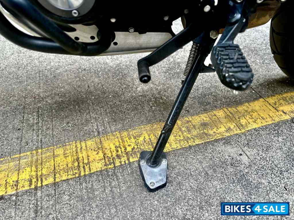 Black Triumph Scrambler 400 X