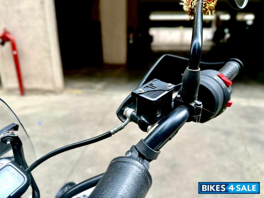 Black Triumph Scrambler 400 X