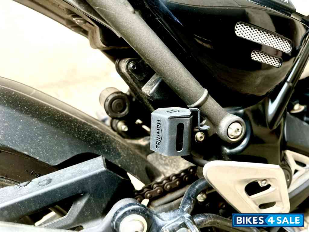 Black Triumph Scrambler 400 X